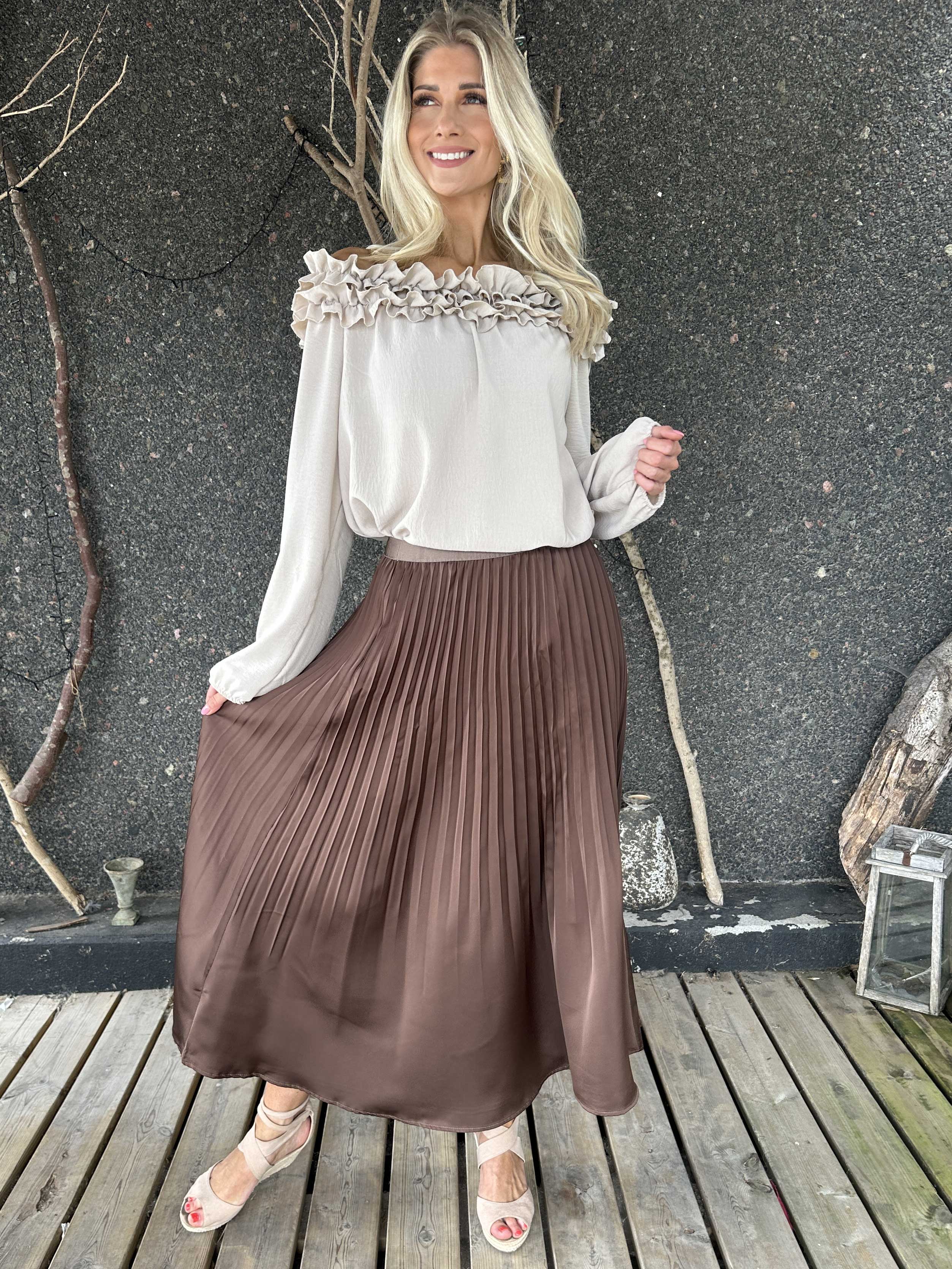 Aglaia - Sød plisseret nederdel i shiny stof